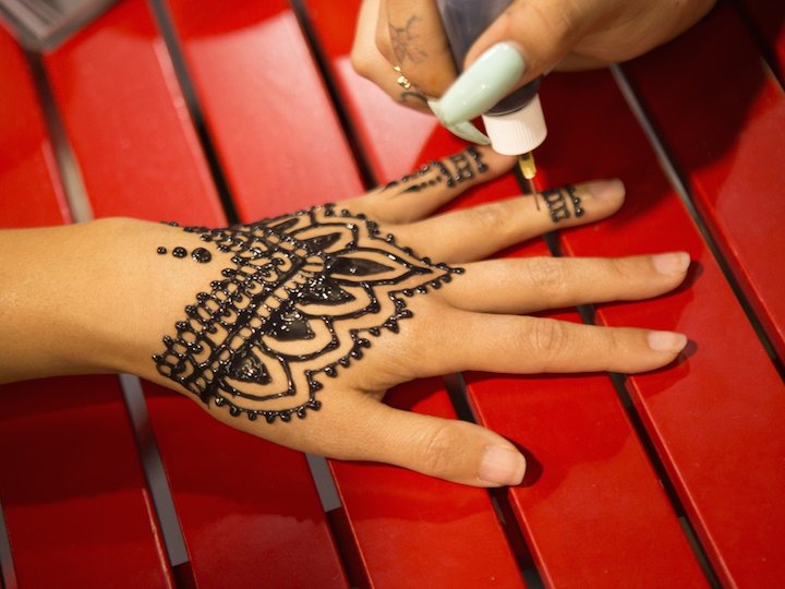 Applying a jagua tattoo