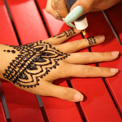 Applying jagua design to hand