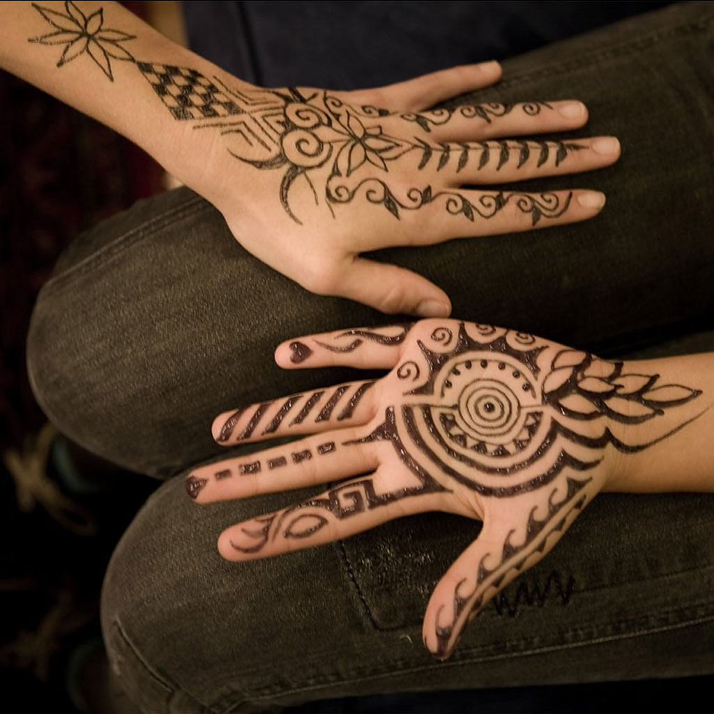 Premium Photo | Artist make beautiful henna or mehendi designs on indiwan  woman dancer